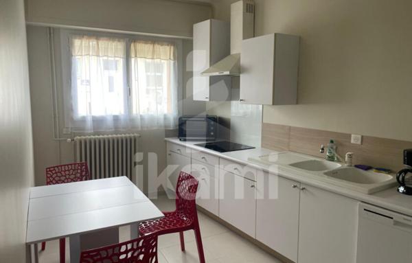 Grande maison de rue avec beau potentiel