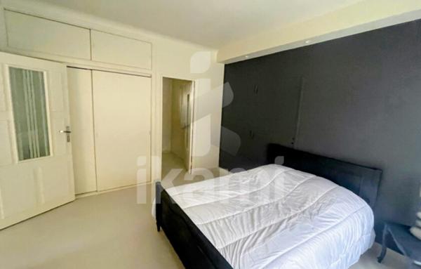 Grande maison de rue avec beau potentiel