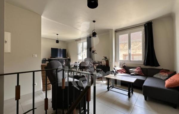 Grande maison de rue avec beau potentiel