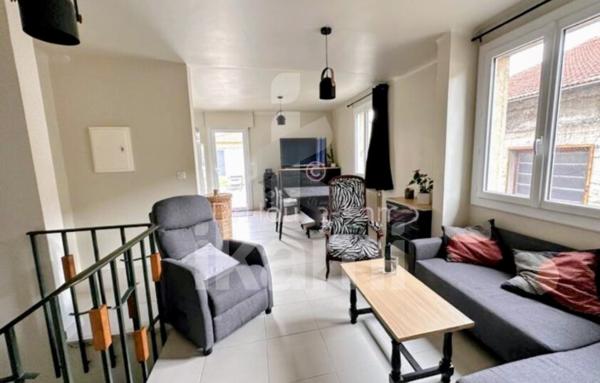 Grande maison de rue avec beau potentiel