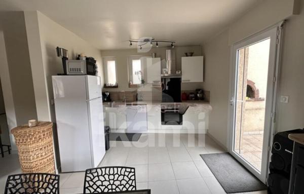 Grande maison de rue avec beau potentiel