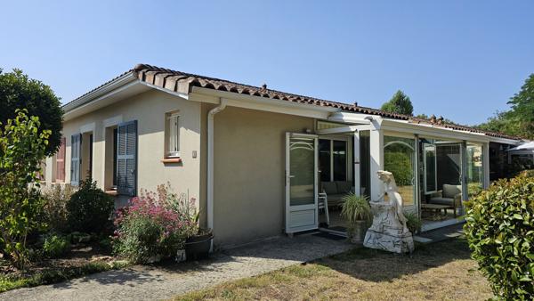 Casteljaloux (47700) Maison de plain pied dans résidence sécurisée 2 chambres, garage, place de parking, piscine.