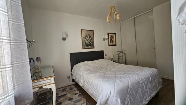 Casteljaloux (47700) Maison de plain pied dans résidence sécurisée 2 chambres, garage, place de parking, piscine.