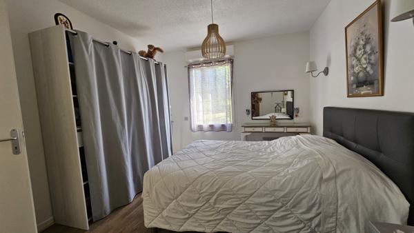 Casteljaloux (47700) Maison de plain pied dans résidence sécurisée 2 chambres, garage, place de parking, piscine.