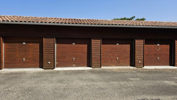 Casteljaloux (47700) Maison de plain pied dans résidence sécurisée 2 chambres, garage, place de parking, piscine.