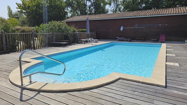 Casteljaloux (47700) Maison de plain pied dans résidence sécurisée 2 chambres, garage, place de parking, piscine.