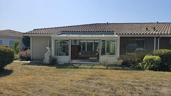 Casteljaloux (47700) Maison de plain pied dans résidence sécurisée 2 chambres, garage, place de parking, piscine.