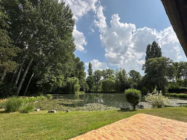 A 1h30 de PARIS - Charmante MAISON avec ETANG de 5000 m2, édifiée sur plus de 2 Hectares et bordé par une rivière