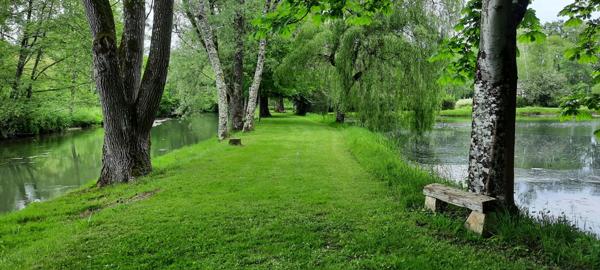 A 1h30 de PARIS - Charmante MAISON avec ETANG de 5000 m2, édifiée sur plus de 2 Hectares et bordé par une rivière