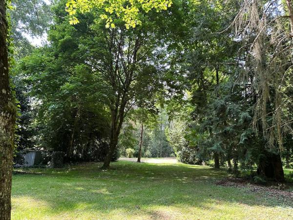 A 1h30 de PARIS - Charmante MAISON avec ETANG de 5000 m2, édifiée sur plus de 2 Hectares et bordé par une rivière