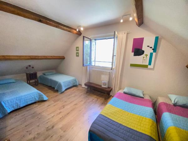 A 1h30 de PARIS - Charmante MAISON avec ETANG de 5000 m2, édifiée sur plus de 2 Hectares et bordé par une rivière