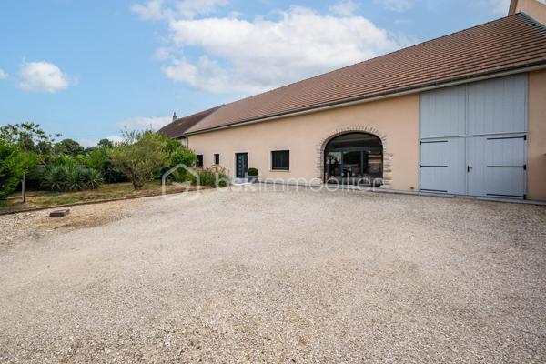 ANCIENNE FERME DE PLAIN PIED AVEC PISCINE - Laissez vous séduire par le charme et les prestations de cette ancienne ferme en pierre entièrement rénovée avec goût et matériaux de qualité. Excellentes performances énergétiques et climatique. Une spacieuse et lumineuse pièce de vie de 90m², ouvrant sur un terrain paysagé de 1500m² agrémenté d'une piscine avec dôme. Trois belles chambres dont une suite parentale de 34m² avec douche à l'italienne. Salle de bains, toilettes, buanderie, garage double et grand grenier aménageable. Chauffage au sol (pompe à chaleur), Chauffe-eau thermodynamique, aspiration centralisée, adoucisseur d'eau, puits. Commodités a proximité. 
Vous cherchez un lieu de vie où passer les étés au frais sans faire exploser votre consommation d'énergie ? Contactez moi pour échanger sur ce bien ou organiser une visite privée.