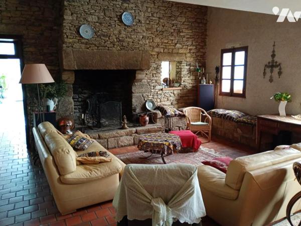 SAINT-ETIENNE-DE-MONTLUC - maison de 174,32m², 4 chambres, piscine intérieure, terrain de 9.575m²