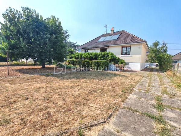 En exclusivité, Sandrine Tissier de venir découvrir cette maison lumineuse et spacieuse avec sous-sol total et son joli jardin. 
Elle se compose d'une entrée très pratique avec ses rangements, d'une cuisine équipée et aménagée qui permet de manger dedant également si vous le souhaitez, d'un séjour agréable avec un balcon plein sud donnant sur le jardin sans vis-à-vis ainsi que de deux chambres et une agréable salle d'eau.
A l'étage vous découvrirez une grande pièce pouvant faire une voire deux chambres et des WC.
Au sous sol laissez aller vos besoins et envies!
Actuellement, le sous-sol est composé comme tel: un espace garage, un atelier, une pièce buanderie/chaufferie, une pièce aménagée en chambre, des WC, une serre et une cave.

Les plus:
- Portail motorisé 
- Panneaux solaires pour autoconsommation 
- Volets roulants
- Un sas vous accueille avant d'entrer dans la maison très pratique en cas de pluie.

N'hésitez pas pour tout renseignement complémentaire.