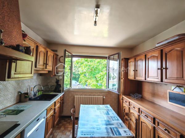 En exclusivité, Sandrine Tissier de venir découvrir cette maison lumineuse et spacieuse avec sous-sol total et son joli jardin. 
Elle se compose d'une entrée très pratique avec ses rangements, d'une cuisine équipée et aménagée qui permet de manger dedant également si vous le souhaitez, d'un séjour agréable avec un balcon plein sud donnant sur le jardin sans vis-à-vis ainsi que de deux chambres et une agréable salle d'eau.
A l'étage vous découvrirez une grande pièce pouvant faire une voire deux chambres et des WC.
Au sous sol laissez aller vos besoins et envies!
Actuellement, le sous-sol est composé comme tel: un espace garage, un atelier, une pièce buanderie/chaufferie, une pièce aménagée en chambre, des WC, une serre et une cave.

Les plus:
- Portail motorisé 
- Panneaux solaires pour autoconsommation 
- Volets roulants
- Un sas vous accueille avant d'entrer dans la maison très pratique en cas de pluie.

N'hésitez pas pour tout renseignement complémentaire.