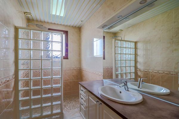 Maison 5 chambres, 2 garages, climatisation, 5 minutes autoroute, Chaulgnes, 15 minutes Nevers, 2h30 Paris