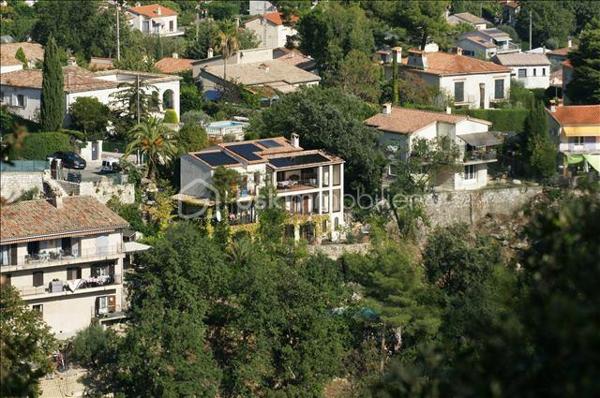 À quelques minutes du centre-ville de Vence, dans un environnement d'un calme absolu, découvrez cette confortable villa familiale de 8 pièces et 233.35m2 habitables ( dont 170,85 Carrez et 62.5m2 de vérandas) offrant de multiples possibilités d'aménagement.

Édifiée en position dominante au cœur d'un écrin de verdure soigneusement paysagé, cette propriété en excellent état bénéficie d'une parfaite intimité, sans aucun vis-à-vis, et d'une agréable vue dégagée sur les collines environnantes.

Répartie sur trois niveaux desservis par un ascenseur extérieur, la maison peut aisément être repensée en deux ou trois appartements indépendants, chacun bénéficiant de son propre accès par le jardin ainsi que d'une terrasse privative.

Pensée pour vivre en harmonie avec la nature tout au long de l'année, chaque niveau s'ouvre sur de vastes terrasses, ouvertes ou fermées par des baies "Sunflex", créant de véritables espaces de vie supplémentaires entre intérieur et extérieur.

La villa se compose actuellement comme suit :

•⁠ ⁠Niveau supérieur : une lumineuse pièce de vie avec cheminée, prolongée par une vaste terrasse-véranda, une cuisine ouverte, conviviale et parfaitement fonctionnelle, ainsi qu'une confortable suite parentale avec salle d'eau.
•⁠ ⁠Niveau intermédiaire : un salon de musique, quatre chambres et une salle d'eau.
•⁠ ⁠Niveau bas : un bureau et une spacieuse suite parentale avec salle d'eau.

À l'extérieur, la propriété séduit par sa magnifique piscine à débordement chauffée, parfaitement intégrée à son environnement paysager. Son exposition sud-ouest garantit un ensoleillement optimal jusqu'en fin de journée.

Côté prestations, la villa offre un excellent niveau de confort : menuiseries de qualité, ascenseur extérieur, piscine chauffée, chauffage en partie alimenté par des panneaux photovoltaïques, ballon d'eau chaude, équipements thermodynamiques, beaux volumes et luminosité omniprésente.

Discrète, élégante et préservée des regards, cette propriété est une véritable invitation à vivre à l'abri de toute agitation, dans un cadre privilégié.

Une adresse rare, idéale pour une grande famille, une résidence secondaire ou un projet de division, au cœur de l'un des secteurs les plus prisés de Vence.