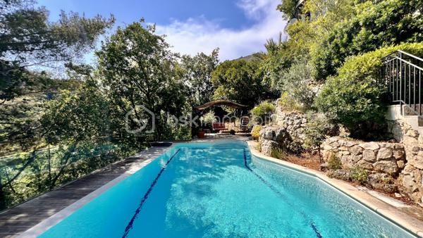 À quelques minutes du centre-ville de Vence, dans un environnement d'un calme absolu, découvrez cette confortable villa familiale de 8 pièces et 233.35m2 habitables ( dont 170,85 Carrez et 62.5m2 de vérandas) offrant de multiples possibilités d'aménagement.

Édifiée en position dominante au cœur d'un écrin de verdure soigneusement paysagé, cette propriété en excellent état bénéficie d'une parfaite intimité, sans aucun vis-à-vis, et d'une agréable vue dégagée sur les collines environnantes.

Répartie sur trois niveaux desservis par un ascenseur extérieur, la maison peut aisément être repensée en deux ou trois appartements indépendants, chacun bénéficiant de son propre accès par le jardin ainsi que d'une terrasse privative.

Pensée pour vivre en harmonie avec la nature tout au long de l'année, chaque niveau s'ouvre sur de vastes terrasses, ouvertes ou fermées par des baies "Sunflex", créant de véritables espaces de vie supplémentaires entre intérieur et extérieur.

La villa se compose actuellement comme suit :

•⁠ ⁠Niveau supérieur : une lumineuse pièce de vie avec cheminée, prolongée par une vaste terrasse-véranda, une cuisine ouverte, conviviale et parfaitement fonctionnelle, ainsi qu'une confortable suite parentale avec salle d'eau.
•⁠ ⁠Niveau intermédiaire : un salon de musique, quatre chambres et une salle d'eau.
•⁠ ⁠Niveau bas : un bureau et une spacieuse suite parentale avec salle d'eau.

À l'extérieur, la propriété séduit par sa magnifique piscine à débordement chauffée, parfaitement intégrée à son environnement paysager. Son exposition sud-ouest garantit un ensoleillement optimal jusqu'en fin de journée.

Côté prestations, la villa offre un excellent niveau de confort : menuiseries de qualité, ascenseur extérieur, piscine chauffée, chauffage en partie alimenté par des panneaux photovoltaïques, ballon d'eau chaude, équipements thermodynamiques, beaux volumes et luminosité omniprésente.

Discrète, élégante et préservée des regards, cette propriété est une véritable invitation à vivre à l'abri de toute agitation, dans un cadre privilégié.

Une adresse rare, idéale pour une grande famille, une résidence secondaire ou un projet de division, au cœur de l'un des secteurs les plus prisés de Vence.