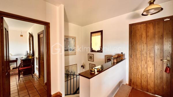 À quelques minutes du centre-ville de Vence, dans un environnement d'un calme absolu, découvrez cette confortable villa familiale de 8 pièces et 233.35m2 habitables ( dont 170,85 Carrez et 62.5m2 de vérandas) offrant de multiples possibilités d'aménagement.

Édifiée en position dominante au cœur d'un écrin de verdure soigneusement paysagé, cette propriété en excellent état bénéficie d'une parfaite intimité, sans aucun vis-à-vis, et d'une agréable vue dégagée sur les collines environnantes.

Répartie sur trois niveaux desservis par un ascenseur extérieur, la maison peut aisément être repensée en deux ou trois appartements indépendants, chacun bénéficiant de son propre accès par le jardin ainsi que d'une terrasse privative.

Pensée pour vivre en harmonie avec la nature tout au long de l'année, chaque niveau s'ouvre sur de vastes terrasses, ouvertes ou fermées par des baies "Sunflex", créant de véritables espaces de vie supplémentaires entre intérieur et extérieur.

La villa se compose actuellement comme suit :

•⁠ ⁠Niveau supérieur : une lumineuse pièce de vie avec cheminée, prolongée par une vaste terrasse-véranda, une cuisine ouverte, conviviale et parfaitement fonctionnelle, ainsi qu'une confortable suite parentale avec salle d'eau.
•⁠ ⁠Niveau intermédiaire : un salon de musique, quatre chambres et une salle d'eau.
•⁠ ⁠Niveau bas : un bureau et une spacieuse suite parentale avec salle d'eau.

À l'extérieur, la propriété séduit par sa magnifique piscine à débordement chauffée, parfaitement intégrée à son environnement paysager. Son exposition sud-ouest garantit un ensoleillement optimal jusqu'en fin de journée.

Côté prestations, la villa offre un excellent niveau de confort : menuiseries de qualité, ascenseur extérieur, piscine chauffée, chauffage en partie alimenté par des panneaux photovoltaïques, ballon d'eau chaude, équipements thermodynamiques, beaux volumes et luminosité omniprésente.

Discrète, élégante et préservée des regards, cette propriété est une véritable invitation à vivre à l'abri de toute agitation, dans un cadre privilégié.

Une adresse rare, idéale pour une grande famille, une résidence secondaire ou un projet de division, au cœur de l'un des secteurs les plus prisés de Vence.