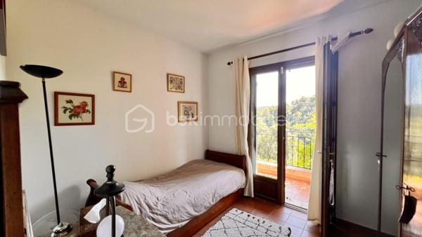 À quelques minutes du centre-ville de Vence, dans un environnement d'un calme absolu, découvrez cette confortable villa familiale de 8 pièces et 233.35m2 habitables ( dont 170,85 Carrez et 62.5m2 de vérandas) offrant de multiples possibilités d'aménagement.

Édifiée en position dominante au cœur d'un écrin de verdure soigneusement paysagé, cette propriété en excellent état bénéficie d'une parfaite intimité, sans aucun vis-à-vis, et d'une agréable vue dégagée sur les collines environnantes.

Répartie sur trois niveaux desservis par un ascenseur extérieur, la maison peut aisément être repensée en deux ou trois appartements indépendants, chacun bénéficiant de son propre accès par le jardin ainsi que d'une terrasse privative.

Pensée pour vivre en harmonie avec la nature tout au long de l'année, chaque niveau s'ouvre sur de vastes terrasses, ouvertes ou fermées par des baies "Sunflex", créant de véritables espaces de vie supplémentaires entre intérieur et extérieur.

La villa se compose actuellement comme suit :

•⁠ ⁠Niveau supérieur : une lumineuse pièce de vie avec cheminée, prolongée par une vaste terrasse-véranda, une cuisine ouverte, conviviale et parfaitement fonctionnelle, ainsi qu'une confortable suite parentale avec salle d'eau.
•⁠ ⁠Niveau intermédiaire : un salon de musique, quatre chambres et une salle d'eau.
•⁠ ⁠Niveau bas : un bureau et une spacieuse suite parentale avec salle d'eau.

À l'extérieur, la propriété séduit par sa magnifique piscine à débordement chauffée, parfaitement intégrée à son environnement paysager. Son exposition sud-ouest garantit un ensoleillement optimal jusqu'en fin de journée.

Côté prestations, la villa offre un excellent niveau de confort : menuiseries de qualité, ascenseur extérieur, piscine chauffée, chauffage en partie alimenté par des panneaux photovoltaïques, ballon d'eau chaude, équipements thermodynamiques, beaux volumes et luminosité omniprésente.

Discrète, élégante et préservée des regards, cette propriété est une véritable invitation à vivre à l'abri de toute agitation, dans un cadre privilégié.

Une adresse rare, idéale pour une grande famille, une résidence secondaire ou un projet de division, au cœur de l'un des secteurs les plus prisés de Vence.