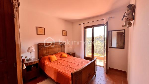 À quelques minutes du centre-ville de Vence, dans un environnement d'un calme absolu, découvrez cette confortable villa familiale de 8 pièces et 233.35m2 habitables ( dont 170,85 Carrez et 62.5m2 de vérandas) offrant de multiples possibilités d'aménagement.

Édifiée en position dominante au cœur d'un écrin de verdure soigneusement paysagé, cette propriété en excellent état bénéficie d'une parfaite intimité, sans aucun vis-à-vis, et d'une agréable vue dégagée sur les collines environnantes.

Répartie sur trois niveaux desservis par un ascenseur extérieur, la maison peut aisément être repensée en deux ou trois appartements indépendants, chacun bénéficiant de son propre accès par le jardin ainsi que d'une terrasse privative.

Pensée pour vivre en harmonie avec la nature tout au long de l'année, chaque niveau s'ouvre sur de vastes terrasses, ouvertes ou fermées par des baies "Sunflex", créant de véritables espaces de vie supplémentaires entre intérieur et extérieur.

La villa se compose actuellement comme suit :

•⁠ ⁠Niveau supérieur : une lumineuse pièce de vie avec cheminée, prolongée par une vaste terrasse-véranda, une cuisine ouverte, conviviale et parfaitement fonctionnelle, ainsi qu'une confortable suite parentale avec salle d'eau.
•⁠ ⁠Niveau intermédiaire : un salon de musique, quatre chambres et une salle d'eau.
•⁠ ⁠Niveau bas : un bureau et une spacieuse suite parentale avec salle d'eau.

À l'extérieur, la propriété séduit par sa magnifique piscine à débordement chauffée, parfaitement intégrée à son environnement paysager. Son exposition sud-ouest garantit un ensoleillement optimal jusqu'en fin de journée.

Côté prestations, la villa offre un excellent niveau de confort : menuiseries de qualité, ascenseur extérieur, piscine chauffée, chauffage en partie alimenté par des panneaux photovoltaïques, ballon d'eau chaude, équipements thermodynamiques, beaux volumes et luminosité omniprésente.

Discrète, élégante et préservée des regards, cette propriété est une véritable invitation à vivre à l'abri de toute agitation, dans un cadre privilégié.

Une adresse rare, idéale pour une grande famille, une résidence secondaire ou un projet de division, au cœur de l'un des secteurs les plus prisés de Vence.