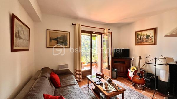À quelques minutes du centre-ville de Vence, dans un environnement d'un calme absolu, découvrez cette confortable villa familiale de 8 pièces et 233.35m2 habitables ( dont 170,85 Carrez et 62.5m2 de vérandas) offrant de multiples possibilités d'aménagement.

Édifiée en position dominante au cœur d'un écrin de verdure soigneusement paysagé, cette propriété en excellent état bénéficie d'une parfaite intimité, sans aucun vis-à-vis, et d'une agréable vue dégagée sur les collines environnantes.

Répartie sur trois niveaux desservis par un ascenseur extérieur, la maison peut aisément être repensée en deux ou trois appartements indépendants, chacun bénéficiant de son propre accès par le jardin ainsi que d'une terrasse privative.

Pensée pour vivre en harmonie avec la nature tout au long de l'année, chaque niveau s'ouvre sur de vastes terrasses, ouvertes ou fermées par des baies "Sunflex", créant de véritables espaces de vie supplémentaires entre intérieur et extérieur.

La villa se compose actuellement comme suit :

•⁠ ⁠Niveau supérieur : une lumineuse pièce de vie avec cheminée, prolongée par une vaste terrasse-véranda, une cuisine ouverte, conviviale et parfaitement fonctionnelle, ainsi qu'une confortable suite parentale avec salle d'eau.
•⁠ ⁠Niveau intermédiaire : un salon de musique, quatre chambres et une salle d'eau.
•⁠ ⁠Niveau bas : un bureau et une spacieuse suite parentale avec salle d'eau.

À l'extérieur, la propriété séduit par sa magnifique piscine à débordement chauffée, parfaitement intégrée à son environnement paysager. Son exposition sud-ouest garantit un ensoleillement optimal jusqu'en fin de journée.

Côté prestations, la villa offre un excellent niveau de confort : menuiseries de qualité, ascenseur extérieur, piscine chauffée, chauffage en partie alimenté par des panneaux photovoltaïques, ballon d'eau chaude, équipements thermodynamiques, beaux volumes et luminosité omniprésente.

Discrète, élégante et préservée des regards, cette propriété est une véritable invitation à vivre à l'abri de toute agitation, dans un cadre privilégié.

Une adresse rare, idéale pour une grande famille, une résidence secondaire ou un projet de division, au cœur de l'un des secteurs les plus prisés de Vence.