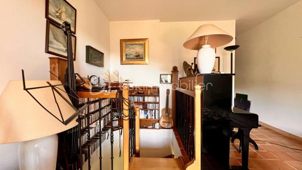 À quelques minutes du centre-ville de Vence, dans un environnement d'un calme absolu, découvrez cette confortable villa familiale de 8 pièces et 233.35m2 habitables ( dont 170,85 Carrez et 62.5m2 de vérandas) offrant de multiples possibilités d'aménagement.

Édifiée en position dominante au cœur d'un écrin de verdure soigneusement paysagé, cette propriété en excellent état bénéficie d'une parfaite intimité, sans aucun vis-à-vis, et d'une agréable vue dégagée sur les collines environnantes.

Répartie sur trois niveaux desservis par un ascenseur extérieur, la maison peut aisément être repensée en deux ou trois appartements indépendants, chacun bénéficiant de son propre accès par le jardin ainsi que d'une terrasse privative.

Pensée pour vivre en harmonie avec la nature tout au long de l'année, chaque niveau s'ouvre sur de vastes terrasses, ouvertes ou fermées par des baies "Sunflex", créant de véritables espaces de vie supplémentaires entre intérieur et extérieur.

La villa se compose actuellement comme suit :

•⁠ ⁠Niveau supérieur : une lumineuse pièce de vie avec cheminée, prolongée par une vaste terrasse-véranda, une cuisine ouverte, conviviale et parfaitement fonctionnelle, ainsi qu'une confortable suite parentale avec salle d'eau.
•⁠ ⁠Niveau intermédiaire : un salon de musique, quatre chambres et une salle d'eau.
•⁠ ⁠Niveau bas : un bureau et une spacieuse suite parentale avec salle d'eau.

À l'extérieur, la propriété séduit par sa magnifique piscine à débordement chauffée, parfaitement intégrée à son environnement paysager. Son exposition sud-ouest garantit un ensoleillement optimal jusqu'en fin de journée.

Côté prestations, la villa offre un excellent niveau de confort : menuiseries de qualité, ascenseur extérieur, piscine chauffée, chauffage en partie alimenté par des panneaux photovoltaïques, ballon d'eau chaude, équipements thermodynamiques, beaux volumes et luminosité omniprésente.

Discrète, élégante et préservée des regards, cette propriété est une véritable invitation à vivre à l'abri de toute agitation, dans un cadre privilégié.

Une adresse rare, idéale pour une grande famille, une résidence secondaire ou un projet de division, au cœur de l'un des secteurs les plus prisés de Vence.