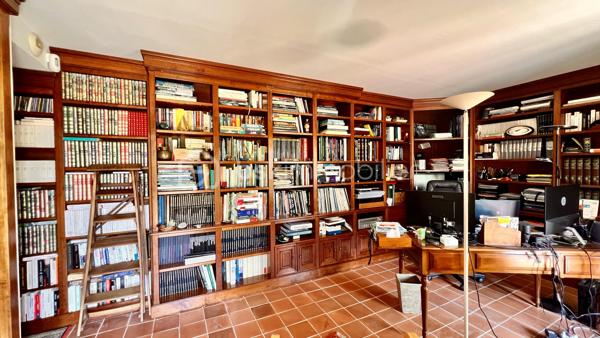 À quelques minutes du centre-ville de Vence, dans un environnement d'un calme absolu, découvrez cette confortable villa familiale de 8 pièces et 233.35m2 habitables ( dont 170,85 Carrez et 62.5m2 de vérandas) offrant de multiples possibilités d'aménagement.

Édifiée en position dominante au cœur d'un écrin de verdure soigneusement paysagé, cette propriété en excellent état bénéficie d'une parfaite intimité, sans aucun vis-à-vis, et d'une agréable vue dégagée sur les collines environnantes.

Répartie sur trois niveaux desservis par un ascenseur extérieur, la maison peut aisément être repensée en deux ou trois appartements indépendants, chacun bénéficiant de son propre accès par le jardin ainsi que d'une terrasse privative.

Pensée pour vivre en harmonie avec la nature tout au long de l'année, chaque niveau s'ouvre sur de vastes terrasses, ouvertes ou fermées par des baies "Sunflex", créant de véritables espaces de vie supplémentaires entre intérieur et extérieur.

La villa se compose actuellement comme suit :

•⁠ ⁠Niveau supérieur : une lumineuse pièce de vie avec cheminée, prolongée par une vaste terrasse-véranda, une cuisine ouverte, conviviale et parfaitement fonctionnelle, ainsi qu'une confortable suite parentale avec salle d'eau.
•⁠ ⁠Niveau intermédiaire : un salon de musique, quatre chambres et une salle d'eau.
•⁠ ⁠Niveau bas : un bureau et une spacieuse suite parentale avec salle d'eau.

À l'extérieur, la propriété séduit par sa magnifique piscine à débordement chauffée, parfaitement intégrée à son environnement paysager. Son exposition sud-ouest garantit un ensoleillement optimal jusqu'en fin de journée.

Côté prestations, la villa offre un excellent niveau de confort : menuiseries de qualité, ascenseur extérieur, piscine chauffée, chauffage en partie alimenté par des panneaux photovoltaïques, ballon d'eau chaude, équipements thermodynamiques, beaux volumes et luminosité omniprésente.

Discrète, élégante et préservée des regards, cette propriété est une véritable invitation à vivre à l'abri de toute agitation, dans un cadre privilégié.

Une adresse rare, idéale pour une grande famille, une résidence secondaire ou un projet de division, au cœur de l'un des secteurs les plus prisés de Vence.