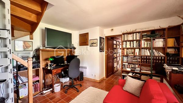 À quelques minutes du centre-ville de Vence, dans un environnement d'un calme absolu, découvrez cette confortable villa familiale de 8 pièces et 233.35m2 habitables ( dont 170,85 Carrez et 62.5m2 de vérandas) offrant de multiples possibilités d'aménagement.

Édifiée en position dominante au cœur d'un écrin de verdure soigneusement paysagé, cette propriété en excellent état bénéficie d'une parfaite intimité, sans aucun vis-à-vis, et d'une agréable vue dégagée sur les collines environnantes.

Répartie sur trois niveaux desservis par un ascenseur extérieur, la maison peut aisément être repensée en deux ou trois appartements indépendants, chacun bénéficiant de son propre accès par le jardin ainsi que d'une terrasse privative.

Pensée pour vivre en harmonie avec la nature tout au long de l'année, chaque niveau s'ouvre sur de vastes terrasses, ouvertes ou fermées par des baies "Sunflex", créant de véritables espaces de vie supplémentaires entre intérieur et extérieur.

La villa se compose actuellement comme suit :

•⁠ ⁠Niveau supérieur : une lumineuse pièce de vie avec cheminée, prolongée par une vaste terrasse-véranda, une cuisine ouverte, conviviale et parfaitement fonctionnelle, ainsi qu'une confortable suite parentale avec salle d'eau.
•⁠ ⁠Niveau intermédiaire : un salon de musique, quatre chambres et une salle d'eau.
•⁠ ⁠Niveau bas : un bureau et une spacieuse suite parentale avec salle d'eau.

À l'extérieur, la propriété séduit par sa magnifique piscine à débordement chauffée, parfaitement intégrée à son environnement paysager. Son exposition sud-ouest garantit un ensoleillement optimal jusqu'en fin de journée.

Côté prestations, la villa offre un excellent niveau de confort : menuiseries de qualité, ascenseur extérieur, piscine chauffée, chauffage en partie alimenté par des panneaux photovoltaïques, ballon d'eau chaude, équipements thermodynamiques, beaux volumes et luminosité omniprésente.

Discrète, élégante et préservée des regards, cette propriété est une véritable invitation à vivre à l'abri de toute agitation, dans un cadre privilégié.

Une adresse rare, idéale pour une grande famille, une résidence secondaire ou un projet de division, au cœur de l'un des secteurs les plus prisés de Vence.