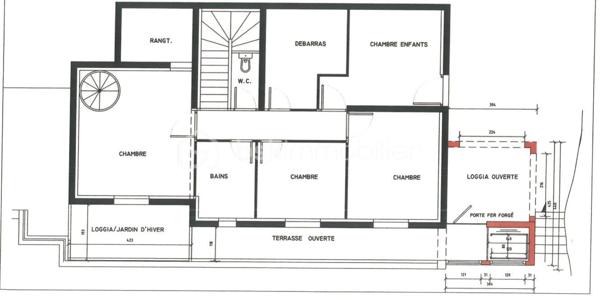 À quelques minutes du centre-ville de Vence, dans un environnement d'un calme absolu, découvrez cette confortable villa familiale de 8 pièces et 233.35m2 habitables ( dont 170,85 Carrez et 62.5m2 de vérandas) offrant de multiples possibilités d'aménagement.

Édifiée en position dominante au cœur d'un écrin de verdure soigneusement paysagé, cette propriété en excellent état bénéficie d'une parfaite intimité, sans aucun vis-à-vis, et d'une agréable vue dégagée sur les collines environnantes.

Répartie sur trois niveaux desservis par un ascenseur extérieur, la maison peut aisément être repensée en deux ou trois appartements indépendants, chacun bénéficiant de son propre accès par le jardin ainsi que d'une terrasse privative.

Pensée pour vivre en harmonie avec la nature tout au long de l'année, chaque niveau s'ouvre sur de vastes terrasses, ouvertes ou fermées par des baies "Sunflex", créant de véritables espaces de vie supplémentaires entre intérieur et extérieur.

La villa se compose actuellement comme suit :

•⁠ ⁠Niveau supérieur : une lumineuse pièce de vie avec cheminée, prolongée par une vaste terrasse-véranda, une cuisine ouverte, conviviale et parfaitement fonctionnelle, ainsi qu'une confortable suite parentale avec salle d'eau.
•⁠ ⁠Niveau intermédiaire : un salon de musique, quatre chambres et une salle d'eau.
•⁠ ⁠Niveau bas : un bureau et une spacieuse suite parentale avec salle d'eau.

À l'extérieur, la propriété séduit par sa magnifique piscine à débordement chauffée, parfaitement intégrée à son environnement paysager. Son exposition sud-ouest garantit un ensoleillement optimal jusqu'en fin de journée.

Côté prestations, la villa offre un excellent niveau de confort : menuiseries de qualité, ascenseur extérieur, piscine chauffée, chauffage en partie alimenté par des panneaux photovoltaïques, ballon d'eau chaude, équipements thermodynamiques, beaux volumes et luminosité omniprésente.

Discrète, élégante et préservée des regards, cette propriété est une véritable invitation à vivre à l'abri de toute agitation, dans un cadre privilégié.

Une adresse rare, idéale pour une grande famille, une résidence secondaire ou un projet de division, au cœur de l'un des secteurs les plus prisés de Vence.