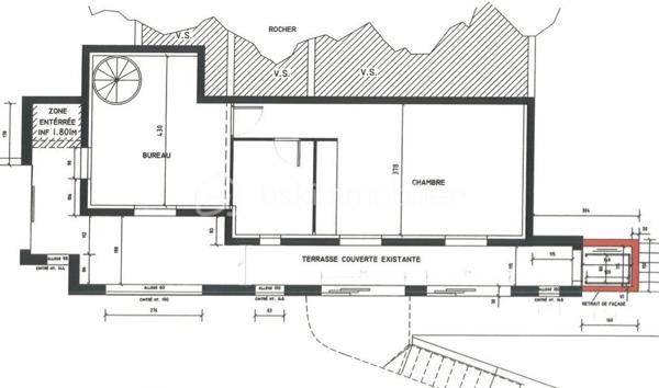 À quelques minutes du centre-ville de Vence, dans un environnement d'un calme absolu, découvrez cette confortable villa familiale de 8 pièces et 233.35m2 habitables ( dont 170,85 Carrez et 62.5m2 de vérandas) offrant de multiples possibilités d'aménagement.

Édifiée en position dominante au cœur d'un écrin de verdure soigneusement paysagé, cette propriété en excellent état bénéficie d'une parfaite intimité, sans aucun vis-à-vis, et d'une agréable vue dégagée sur les collines environnantes.

Répartie sur trois niveaux desservis par un ascenseur extérieur, la maison peut aisément être repensée en deux ou trois appartements indépendants, chacun bénéficiant de son propre accès par le jardin ainsi que d'une terrasse privative.

Pensée pour vivre en harmonie avec la nature tout au long de l'année, chaque niveau s'ouvre sur de vastes terrasses, ouvertes ou fermées par des baies "Sunflex", créant de véritables espaces de vie supplémentaires entre intérieur et extérieur.

La villa se compose actuellement comme suit :

•⁠ ⁠Niveau supérieur : une lumineuse pièce de vie avec cheminée, prolongée par une vaste terrasse-véranda, une cuisine ouverte, conviviale et parfaitement fonctionnelle, ainsi qu'une confortable suite parentale avec salle d'eau.
•⁠ ⁠Niveau intermédiaire : un salon de musique, quatre chambres et une salle d'eau.
•⁠ ⁠Niveau bas : un bureau et une spacieuse suite parentale avec salle d'eau.

À l'extérieur, la propriété séduit par sa magnifique piscine à débordement chauffée, parfaitement intégrée à son environnement paysager. Son exposition sud-ouest garantit un ensoleillement optimal jusqu'en fin de journée.

Côté prestations, la villa offre un excellent niveau de confort : menuiseries de qualité, ascenseur extérieur, piscine chauffée, chauffage en partie alimenté par des panneaux photovoltaïques, ballon d'eau chaude, équipements thermodynamiques, beaux volumes et luminosité omniprésente.

Discrète, élégante et préservée des regards, cette propriété est une véritable invitation à vivre à l'abri de toute agitation, dans un cadre privilégié.

Une adresse rare, idéale pour une grande famille, une résidence secondaire ou un projet de division, au cœur de l'un des secteurs les plus prisés de Vence.