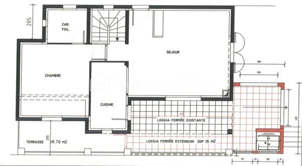 À quelques minutes du centre-ville de Vence, dans un environnement d'un calme absolu, découvrez cette confortable villa familiale de 8 pièces et 233.35m2 habitables ( dont 170,85 Carrez et 62.5m2 de vérandas) offrant de multiples possibilités d'aménagement.

Édifiée en position dominante au cœur d'un écrin de verdure soigneusement paysagé, cette propriété en excellent état bénéficie d'une parfaite intimité, sans aucun vis-à-vis, et d'une agréable vue dégagée sur les collines environnantes.

Répartie sur trois niveaux desservis par un ascenseur extérieur, la maison peut aisément être repensée en deux ou trois appartements indépendants, chacun bénéficiant de son propre accès par le jardin ainsi que d'une terrasse privative.

Pensée pour vivre en harmonie avec la nature tout au long de l'année, chaque niveau s'ouvre sur de vastes terrasses, ouvertes ou fermées par des baies "Sunflex", créant de véritables espaces de vie supplémentaires entre intérieur et extérieur.

La villa se compose actuellement comme suit :

•⁠ ⁠Niveau supérieur : une lumineuse pièce de vie avec cheminée, prolongée par une vaste terrasse-véranda, une cuisine ouverte, conviviale et parfaitement fonctionnelle, ainsi qu'une confortable suite parentale avec salle d'eau.
•⁠ ⁠Niveau intermédiaire : un salon de musique, quatre chambres et une salle d'eau.
•⁠ ⁠Niveau bas : un bureau et une spacieuse suite parentale avec salle d'eau.

À l'extérieur, la propriété séduit par sa magnifique piscine à débordement chauffée, parfaitement intégrée à son environnement paysager. Son exposition sud-ouest garantit un ensoleillement optimal jusqu'en fin de journée.

Côté prestations, la villa offre un excellent niveau de confort : menuiseries de qualité, ascenseur extérieur, piscine chauffée, chauffage en partie alimenté par des panneaux photovoltaïques, ballon d'eau chaude, équipements thermodynamiques, beaux volumes et luminosité omniprésente.

Discrète, élégante et préservée des regards, cette propriété est une véritable invitation à vivre à l'abri de toute agitation, dans un cadre privilégié.

Une adresse rare, idéale pour une grande famille, une résidence secondaire ou un projet de division, au cœur de l'un des secteurs les plus prisés de Vence.