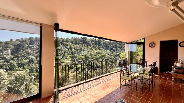 À quelques minutes du centre-ville de Vence, dans un environnement d'un calme absolu, découvrez cette confortable villa familiale de 8 pièces et 233.35m2 habitables ( dont 170,85 Carrez et 62.5m2 de vérandas) offrant de multiples possibilités d'aménagement.

Édifiée en position dominante au cœur d'un écrin de verdure soigneusement paysagé, cette propriété en excellent état bénéficie d'une parfaite intimité, sans aucun vis-à-vis, et d'une agréable vue dégagée sur les collines environnantes.

Répartie sur trois niveaux desservis par un ascenseur extérieur, la maison peut aisément être repensée en deux ou trois appartements indépendants, chacun bénéficiant de son propre accès par le jardin ainsi que d'une terrasse privative.

Pensée pour vivre en harmonie avec la nature tout au long de l'année, chaque niveau s'ouvre sur de vastes terrasses, ouvertes ou fermées par des baies "Sunflex", créant de véritables espaces de vie supplémentaires entre intérieur et extérieur.

La villa se compose actuellement comme suit :

•⁠ ⁠Niveau supérieur : une lumineuse pièce de vie avec cheminée, prolongée par une vaste terrasse-véranda, une cuisine ouverte, conviviale et parfaitement fonctionnelle, ainsi qu'une confortable suite parentale avec salle d'eau.
•⁠ ⁠Niveau intermédiaire : un salon de musique, quatre chambres et une salle d'eau.
•⁠ ⁠Niveau bas : un bureau et une spacieuse suite parentale avec salle d'eau.

À l'extérieur, la propriété séduit par sa magnifique piscine à débordement chauffée, parfaitement intégrée à son environnement paysager. Son exposition sud-ouest garantit un ensoleillement optimal jusqu'en fin de journée.

Côté prestations, la villa offre un excellent niveau de confort : menuiseries de qualité, ascenseur extérieur, piscine chauffée, chauffage en partie alimenté par des panneaux photovoltaïques, ballon d'eau chaude, équipements thermodynamiques, beaux volumes et luminosité omniprésente.

Discrète, élégante et préservée des regards, cette propriété est une véritable invitation à vivre à l'abri de toute agitation, dans un cadre privilégié.

Une adresse rare, idéale pour une grande famille, une résidence secondaire ou un projet de division, au cœur de l'un des secteurs les plus prisés de Vence.