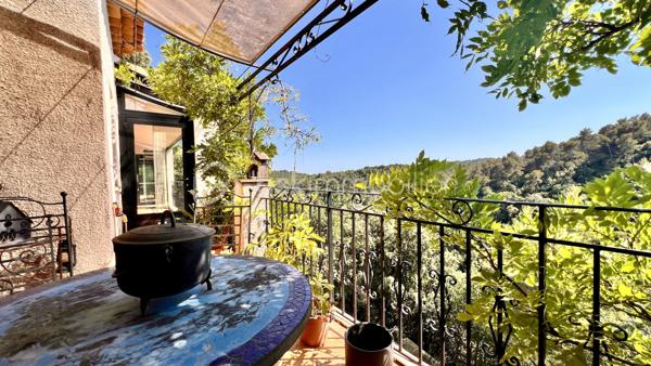 À quelques minutes du centre-ville de Vence, dans un environnement d'un calme absolu, découvrez cette confortable villa familiale de 8 pièces et 233.35m2 habitables ( dont 170,85 Carrez et 62.5m2 de vérandas) offrant de multiples possibilités d'aménagement.

Édifiée en position dominante au cœur d'un écrin de verdure soigneusement paysagé, cette propriété en excellent état bénéficie d'une parfaite intimité, sans aucun vis-à-vis, et d'une agréable vue dégagée sur les collines environnantes.

Répartie sur trois niveaux desservis par un ascenseur extérieur, la maison peut aisément être repensée en deux ou trois appartements indépendants, chacun bénéficiant de son propre accès par le jardin ainsi que d'une terrasse privative.

Pensée pour vivre en harmonie avec la nature tout au long de l'année, chaque niveau s'ouvre sur de vastes terrasses, ouvertes ou fermées par des baies "Sunflex", créant de véritables espaces de vie supplémentaires entre intérieur et extérieur.

La villa se compose actuellement comme suit :

•⁠ ⁠Niveau supérieur : une lumineuse pièce de vie avec cheminée, prolongée par une vaste terrasse-véranda, une cuisine ouverte, conviviale et parfaitement fonctionnelle, ainsi qu'une confortable suite parentale avec salle d'eau.
•⁠ ⁠Niveau intermédiaire : un salon de musique, quatre chambres et une salle d'eau.
•⁠ ⁠Niveau bas : un bureau et une spacieuse suite parentale avec salle d'eau.

À l'extérieur, la propriété séduit par sa magnifique piscine à débordement chauffée, parfaitement intégrée à son environnement paysager. Son exposition sud-ouest garantit un ensoleillement optimal jusqu'en fin de journée.

Côté prestations, la villa offre un excellent niveau de confort : menuiseries de qualité, ascenseur extérieur, piscine chauffée, chauffage en partie alimenté par des panneaux photovoltaïques, ballon d'eau chaude, équipements thermodynamiques, beaux volumes et luminosité omniprésente.

Discrète, élégante et préservée des regards, cette propriété est une véritable invitation à vivre à l'abri de toute agitation, dans un cadre privilégié.

Une adresse rare, idéale pour une grande famille, une résidence secondaire ou un projet de division, au cœur de l'un des secteurs les plus prisés de Vence.