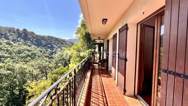 À quelques minutes du centre-ville de Vence, dans un environnement d'un calme absolu, découvrez cette confortable villa familiale de 8 pièces et 233.35m2 habitables ( dont 170,85 Carrez et 62.5m2 de vérandas) offrant de multiples possibilités d'aménagement.

Édifiée en position dominante au cœur d'un écrin de verdure soigneusement paysagé, cette propriété en excellent état bénéficie d'une parfaite intimité, sans aucun vis-à-vis, et d'une agréable vue dégagée sur les collines environnantes.

Répartie sur trois niveaux desservis par un ascenseur extérieur, la maison peut aisément être repensée en deux ou trois appartements indépendants, chacun bénéficiant de son propre accès par le jardin ainsi que d'une terrasse privative.

Pensée pour vivre en harmonie avec la nature tout au long de l'année, chaque niveau s'ouvre sur de vastes terrasses, ouvertes ou fermées par des baies "Sunflex", créant de véritables espaces de vie supplémentaires entre intérieur et extérieur.

La villa se compose actuellement comme suit :

•⁠ ⁠Niveau supérieur : une lumineuse pièce de vie avec cheminée, prolongée par une vaste terrasse-véranda, une cuisine ouverte, conviviale et parfaitement fonctionnelle, ainsi qu'une confortable suite parentale avec salle d'eau.
•⁠ ⁠Niveau intermédiaire : un salon de musique, quatre chambres et une salle d'eau.
•⁠ ⁠Niveau bas : un bureau et une spacieuse suite parentale avec salle d'eau.

À l'extérieur, la propriété séduit par sa magnifique piscine à débordement chauffée, parfaitement intégrée à son environnement paysager. Son exposition sud-ouest garantit un ensoleillement optimal jusqu'en fin de journée.

Côté prestations, la villa offre un excellent niveau de confort : menuiseries de qualité, ascenseur extérieur, piscine chauffée, chauffage en partie alimenté par des panneaux photovoltaïques, ballon d'eau chaude, équipements thermodynamiques, beaux volumes et luminosité omniprésente.

Discrète, élégante et préservée des regards, cette propriété est une véritable invitation à vivre à l'abri de toute agitation, dans un cadre privilégié.

Une adresse rare, idéale pour une grande famille, une résidence secondaire ou un projet de division, au cœur de l'un des secteurs les plus prisés de Vence.