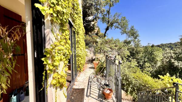 À quelques minutes du centre-ville de Vence, dans un environnement d'un calme absolu, découvrez cette confortable villa familiale de 8 pièces et 233.35m2 habitables ( dont 170,85 Carrez et 62.5m2 de vérandas) offrant de multiples possibilités d'aménagement.

Édifiée en position dominante au cœur d'un écrin de verdure soigneusement paysagé, cette propriété en excellent état bénéficie d'une parfaite intimité, sans aucun vis-à-vis, et d'une agréable vue dégagée sur les collines environnantes.

Répartie sur trois niveaux desservis par un ascenseur extérieur, la maison peut aisément être repensée en deux ou trois appartements indépendants, chacun bénéficiant de son propre accès par le jardin ainsi que d'une terrasse privative.

Pensée pour vivre en harmonie avec la nature tout au long de l'année, chaque niveau s'ouvre sur de vastes terrasses, ouvertes ou fermées par des baies "Sunflex", créant de véritables espaces de vie supplémentaires entre intérieur et extérieur.

La villa se compose actuellement comme suit :

•⁠ ⁠Niveau supérieur : une lumineuse pièce de vie avec cheminée, prolongée par une vaste terrasse-véranda, une cuisine ouverte, conviviale et parfaitement fonctionnelle, ainsi qu'une confortable suite parentale avec salle d'eau.
•⁠ ⁠Niveau intermédiaire : un salon de musique, quatre chambres et une salle d'eau.
•⁠ ⁠Niveau bas : un bureau et une spacieuse suite parentale avec salle d'eau.

À l'extérieur, la propriété séduit par sa magnifique piscine à débordement chauffée, parfaitement intégrée à son environnement paysager. Son exposition sud-ouest garantit un ensoleillement optimal jusqu'en fin de journée.

Côté prestations, la villa offre un excellent niveau de confort : menuiseries de qualité, ascenseur extérieur, piscine chauffée, chauffage en partie alimenté par des panneaux photovoltaïques, ballon d'eau chaude, équipements thermodynamiques, beaux volumes et luminosité omniprésente.

Discrète, élégante et préservée des regards, cette propriété est une véritable invitation à vivre à l'abri de toute agitation, dans un cadre privilégié.

Une adresse rare, idéale pour une grande famille, une résidence secondaire ou un projet de division, au cœur de l'un des secteurs les plus prisés de Vence.