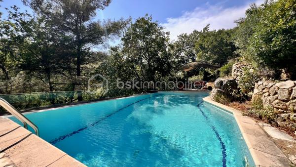À quelques minutes du centre-ville de Vence, dans un environnement d'un calme absolu, découvrez cette confortable villa familiale de 8 pièces et 233.35m2 habitables ( dont 170,85 Carrez et 62.5m2 de vérandas) offrant de multiples possibilités d'aménagement.

Édifiée en position dominante au cœur d'un écrin de verdure soigneusement paysagé, cette propriété en excellent état bénéficie d'une parfaite intimité, sans aucun vis-à-vis, et d'une agréable vue dégagée sur les collines environnantes.

Répartie sur trois niveaux desservis par un ascenseur extérieur, la maison peut aisément être repensée en deux ou trois appartements indépendants, chacun bénéficiant de son propre accès par le jardin ainsi que d'une terrasse privative.

Pensée pour vivre en harmonie avec la nature tout au long de l'année, chaque niveau s'ouvre sur de vastes terrasses, ouvertes ou fermées par des baies "Sunflex", créant de véritables espaces de vie supplémentaires entre intérieur et extérieur.

La villa se compose actuellement comme suit :

•⁠ ⁠Niveau supérieur : une lumineuse pièce de vie avec cheminée, prolongée par une vaste terrasse-véranda, une cuisine ouverte, conviviale et parfaitement fonctionnelle, ainsi qu'une confortable suite parentale avec salle d'eau.
•⁠ ⁠Niveau intermédiaire : un salon de musique, quatre chambres et une salle d'eau.
•⁠ ⁠Niveau bas : un bureau et une spacieuse suite parentale avec salle d'eau.

À l'extérieur, la propriété séduit par sa magnifique piscine à débordement chauffée, parfaitement intégrée à son environnement paysager. Son exposition sud-ouest garantit un ensoleillement optimal jusqu'en fin de journée.

Côté prestations, la villa offre un excellent niveau de confort : menuiseries de qualité, ascenseur extérieur, piscine chauffée, chauffage en partie alimenté par des panneaux photovoltaïques, ballon d'eau chaude, équipements thermodynamiques, beaux volumes et luminosité omniprésente.

Discrète, élégante et préservée des regards, cette propriété est une véritable invitation à vivre à l'abri de toute agitation, dans un cadre privilégié.

Une adresse rare, idéale pour une grande famille, une résidence secondaire ou un projet de division, au cœur de l'un des secteurs les plus prisés de Vence.
