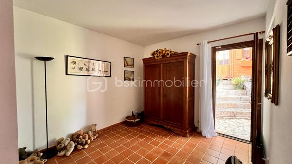 À quelques minutes du centre-ville de Vence, dans un environnement d'un calme absolu, découvrez cette confortable villa familiale de 8 pièces et 233.35m2 habitables ( dont 170,85 Carrez et 62.5m2 de vérandas) offrant de multiples possibilités d'aménagement.

Édifiée en position dominante au cœur d'un écrin de verdure soigneusement paysagé, cette propriété en excellent état bénéficie d'une parfaite intimité, sans aucun vis-à-vis, et d'une agréable vue dégagée sur les collines environnantes.

Répartie sur trois niveaux desservis par un ascenseur extérieur, la maison peut aisément être repensée en deux ou trois appartements indépendants, chacun bénéficiant de son propre accès par le jardin ainsi que d'une terrasse privative.

Pensée pour vivre en harmonie avec la nature tout au long de l'année, chaque niveau s'ouvre sur de vastes terrasses, ouvertes ou fermées par des baies "Sunflex", créant de véritables espaces de vie supplémentaires entre intérieur et extérieur.

La villa se compose actuellement comme suit :

•⁠ ⁠Niveau supérieur : une lumineuse pièce de vie avec cheminée, prolongée par une vaste terrasse-véranda, une cuisine ouverte, conviviale et parfaitement fonctionnelle, ainsi qu'une confortable suite parentale avec salle d'eau.
•⁠ ⁠Niveau intermédiaire : un salon de musique, quatre chambres et une salle d'eau.
•⁠ ⁠Niveau bas : un bureau et une spacieuse suite parentale avec salle d'eau.

À l'extérieur, la propriété séduit par sa magnifique piscine à débordement chauffée, parfaitement intégrée à son environnement paysager. Son exposition sud-ouest garantit un ensoleillement optimal jusqu'en fin de journée.

Côté prestations, la villa offre un excellent niveau de confort : menuiseries de qualité, ascenseur extérieur, piscine chauffée, chauffage en partie alimenté par des panneaux photovoltaïques, ballon d'eau chaude, équipements thermodynamiques, beaux volumes et luminosité omniprésente.

Discrète, élégante et préservée des regards, cette propriété est une véritable invitation à vivre à l'abri de toute agitation, dans un cadre privilégié.

Une adresse rare, idéale pour une grande famille, une résidence secondaire ou un projet de division, au cœur de l'un des secteurs les plus prisés de Vence.