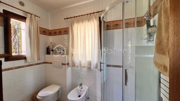 À quelques minutes du centre-ville de Vence, dans un environnement d'un calme absolu, découvrez cette confortable villa familiale de 8 pièces et 233.35m2 habitables ( dont 170,85 Carrez et 62.5m2 de vérandas) offrant de multiples possibilités d'aménagement.

Édifiée en position dominante au cœur d'un écrin de verdure soigneusement paysagé, cette propriété en excellent état bénéficie d'une parfaite intimité, sans aucun vis-à-vis, et d'une agréable vue dégagée sur les collines environnantes.

Répartie sur trois niveaux desservis par un ascenseur extérieur, la maison peut aisément être repensée en deux ou trois appartements indépendants, chacun bénéficiant de son propre accès par le jardin ainsi que d'une terrasse privative.

Pensée pour vivre en harmonie avec la nature tout au long de l'année, chaque niveau s'ouvre sur de vastes terrasses, ouvertes ou fermées par des baies "Sunflex", créant de véritables espaces de vie supplémentaires entre intérieur et extérieur.

La villa se compose actuellement comme suit :

•⁠ ⁠Niveau supérieur : une lumineuse pièce de vie avec cheminée, prolongée par une vaste terrasse-véranda, une cuisine ouverte, conviviale et parfaitement fonctionnelle, ainsi qu'une confortable suite parentale avec salle d'eau.
•⁠ ⁠Niveau intermédiaire : un salon de musique, quatre chambres et une salle d'eau.
•⁠ ⁠Niveau bas : un bureau et une spacieuse suite parentale avec salle d'eau.

À l'extérieur, la propriété séduit par sa magnifique piscine à débordement chauffée, parfaitement intégrée à son environnement paysager. Son exposition sud-ouest garantit un ensoleillement optimal jusqu'en fin de journée.

Côté prestations, la villa offre un excellent niveau de confort : menuiseries de qualité, ascenseur extérieur, piscine chauffée, chauffage en partie alimenté par des panneaux photovoltaïques, ballon d'eau chaude, équipements thermodynamiques, beaux volumes et luminosité omniprésente.

Discrète, élégante et préservée des regards, cette propriété est une véritable invitation à vivre à l'abri de toute agitation, dans un cadre privilégié.

Une adresse rare, idéale pour une grande famille, une résidence secondaire ou un projet de division, au cœur de l'un des secteurs les plus prisés de Vence.