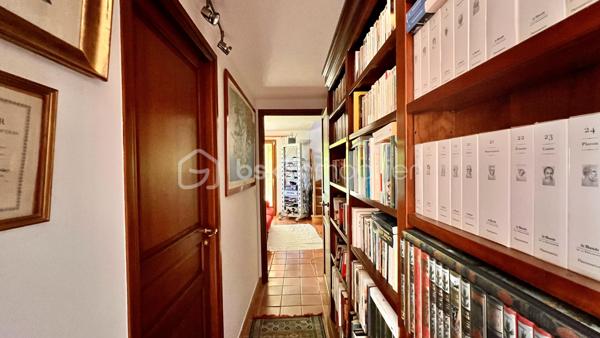 À quelques minutes du centre-ville de Vence, dans un environnement d'un calme absolu, découvrez cette confortable villa familiale de 8 pièces et 233.35m2 habitables ( dont 170,85 Carrez et 62.5m2 de vérandas) offrant de multiples possibilités d'aménagement.

Édifiée en position dominante au cœur d'un écrin de verdure soigneusement paysagé, cette propriété en excellent état bénéficie d'une parfaite intimité, sans aucun vis-à-vis, et d'une agréable vue dégagée sur les collines environnantes.

Répartie sur trois niveaux desservis par un ascenseur extérieur, la maison peut aisément être repensée en deux ou trois appartements indépendants, chacun bénéficiant de son propre accès par le jardin ainsi que d'une terrasse privative.

Pensée pour vivre en harmonie avec la nature tout au long de l'année, chaque niveau s'ouvre sur de vastes terrasses, ouvertes ou fermées par des baies "Sunflex", créant de véritables espaces de vie supplémentaires entre intérieur et extérieur.

La villa se compose actuellement comme suit :

•⁠ ⁠Niveau supérieur : une lumineuse pièce de vie avec cheminée, prolongée par une vaste terrasse-véranda, une cuisine ouverte, conviviale et parfaitement fonctionnelle, ainsi qu'une confortable suite parentale avec salle d'eau.
•⁠ ⁠Niveau intermédiaire : un salon de musique, quatre chambres et une salle d'eau.
•⁠ ⁠Niveau bas : un bureau et une spacieuse suite parentale avec salle d'eau.

À l'extérieur, la propriété séduit par sa magnifique piscine à débordement chauffée, parfaitement intégrée à son environnement paysager. Son exposition sud-ouest garantit un ensoleillement optimal jusqu'en fin de journée.

Côté prestations, la villa offre un excellent niveau de confort : menuiseries de qualité, ascenseur extérieur, piscine chauffée, chauffage en partie alimenté par des panneaux photovoltaïques, ballon d'eau chaude, équipements thermodynamiques, beaux volumes et luminosité omniprésente.

Discrète, élégante et préservée des regards, cette propriété est une véritable invitation à vivre à l'abri de toute agitation, dans un cadre privilégié.

Une adresse rare, idéale pour une grande famille, une résidence secondaire ou un projet de division, au cœur de l'un des secteurs les plus prisés de Vence.