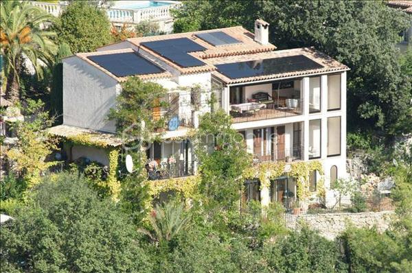 À quelques minutes du centre-ville de Vence, dans un environnement d'un calme absolu, découvrez cette confortable villa familiale de 8 pièces et 233.35m2 habitables ( dont 170,85 Carrez et 62.5m2 de vérandas) offrant de multiples possibilités d'aménagement.

Édifiée en position dominante au cœur d'un écrin de verdure soigneusement paysagé, cette propriété en excellent état bénéficie d'une parfaite intimité, sans aucun vis-à-vis, et d'une agréable vue dégagée sur les collines environnantes.

Répartie sur trois niveaux desservis par un ascenseur extérieur, la maison peut aisément être repensée en deux ou trois appartements indépendants, chacun bénéficiant de son propre accès par le jardin ainsi que d'une terrasse privative.

Pensée pour vivre en harmonie avec la nature tout au long de l'année, chaque niveau s'ouvre sur de vastes terrasses, ouvertes ou fermées par des baies "Sunflex", créant de véritables espaces de vie supplémentaires entre intérieur et extérieur.

La villa se compose actuellement comme suit :

•⁠ ⁠Niveau supérieur : une lumineuse pièce de vie avec cheminée, prolongée par une vaste terrasse-véranda, une cuisine ouverte, conviviale et parfaitement fonctionnelle, ainsi qu'une confortable suite parentale avec salle d'eau.
•⁠ ⁠Niveau intermédiaire : un salon de musique, quatre chambres et une salle d'eau.
•⁠ ⁠Niveau bas : un bureau et une spacieuse suite parentale avec salle d'eau.

À l'extérieur, la propriété séduit par sa magnifique piscine à débordement chauffée, parfaitement intégrée à son environnement paysager. Son exposition sud-ouest garantit un ensoleillement optimal jusqu'en fin de journée.

Côté prestations, la villa offre un excellent niveau de confort : menuiseries de qualité, ascenseur extérieur, piscine chauffée, chauffage en partie alimenté par des panneaux photovoltaïques, ballon d'eau chaude, équipements thermodynamiques, beaux volumes et luminosité omniprésente.

Discrète, élégante et préservée des regards, cette propriété est une véritable invitation à vivre à l'abri de toute agitation, dans un cadre privilégié.

Une adresse rare, idéale pour une grande famille, une résidence secondaire ou un projet de division, au cœur de l'un des secteurs les plus prisés de Vence.