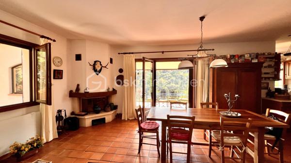 À quelques minutes du centre-ville de Vence, dans un environnement d'un calme absolu, découvrez cette confortable villa familiale de 8 pièces et 233.35m2 habitables ( dont 170,85 Carrez et 62.5m2 de vérandas) offrant de multiples possibilités d'aménagement.

Édifiée en position dominante au cœur d'un écrin de verdure soigneusement paysagé, cette propriété en excellent état bénéficie d'une parfaite intimité, sans aucun vis-à-vis, et d'une agréable vue dégagée sur les collines environnantes.

Répartie sur trois niveaux desservis par un ascenseur extérieur, la maison peut aisément être repensée en deux ou trois appartements indépendants, chacun bénéficiant de son propre accès par le jardin ainsi que d'une terrasse privative.

Pensée pour vivre en harmonie avec la nature tout au long de l'année, chaque niveau s'ouvre sur de vastes terrasses, ouvertes ou fermées par des baies "Sunflex", créant de véritables espaces de vie supplémentaires entre intérieur et extérieur.

La villa se compose actuellement comme suit :

•⁠ ⁠Niveau supérieur : une lumineuse pièce de vie avec cheminée, prolongée par une vaste terrasse-véranda, une cuisine ouverte, conviviale et parfaitement fonctionnelle, ainsi qu'une confortable suite parentale avec salle d'eau.
•⁠ ⁠Niveau intermédiaire : un salon de musique, quatre chambres et une salle d'eau.
•⁠ ⁠Niveau bas : un bureau et une spacieuse suite parentale avec salle d'eau.

À l'extérieur, la propriété séduit par sa magnifique piscine à débordement chauffée, parfaitement intégrée à son environnement paysager. Son exposition sud-ouest garantit un ensoleillement optimal jusqu'en fin de journée.

Côté prestations, la villa offre un excellent niveau de confort : menuiseries de qualité, ascenseur extérieur, piscine chauffée, chauffage en partie alimenté par des panneaux photovoltaïques, ballon d'eau chaude, équipements thermodynamiques, beaux volumes et luminosité omniprésente.

Discrète, élégante et préservée des regards, cette propriété est une véritable invitation à vivre à l'abri de toute agitation, dans un cadre privilégié.

Une adresse rare, idéale pour une grande famille, une résidence secondaire ou un projet de division, au cœur de l'un des secteurs les plus prisés de Vence.
