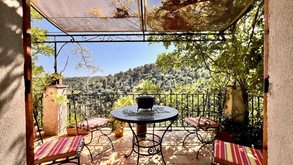 À quelques minutes du centre-ville de Vence, dans un environnement d'un calme absolu, découvrez cette confortable villa familiale de 8 pièces et 233.35m2 habitables ( dont 170,85 Carrez et 62.5m2 de vérandas) offrant de multiples possibilités d'aménagement.

Édifiée en position dominante au cœur d'un écrin de verdure soigneusement paysagé, cette propriété en excellent état bénéficie d'une parfaite intimité, sans aucun vis-à-vis, et d'une agréable vue dégagée sur les collines environnantes.

Répartie sur trois niveaux desservis par un ascenseur extérieur, la maison peut aisément être repensée en deux ou trois appartements indépendants, chacun bénéficiant de son propre accès par le jardin ainsi que d'une terrasse privative.

Pensée pour vivre en harmonie avec la nature tout au long de l'année, chaque niveau s'ouvre sur de vastes terrasses, ouvertes ou fermées par des baies "Sunflex", créant de véritables espaces de vie supplémentaires entre intérieur et extérieur.

La villa se compose actuellement comme suit :

•⁠ ⁠Niveau supérieur : une lumineuse pièce de vie avec cheminée, prolongée par une vaste terrasse-véranda, une cuisine ouverte, conviviale et parfaitement fonctionnelle, ainsi qu'une confortable suite parentale avec salle d'eau.
•⁠ ⁠Niveau intermédiaire : un salon de musique, quatre chambres et une salle d'eau.
•⁠ ⁠Niveau bas : un bureau et une spacieuse suite parentale avec salle d'eau.

À l'extérieur, la propriété séduit par sa magnifique piscine à débordement chauffée, parfaitement intégrée à son environnement paysager. Son exposition sud-ouest garantit un ensoleillement optimal jusqu'en fin de journée.

Côté prestations, la villa offre un excellent niveau de confort : menuiseries de qualité, ascenseur extérieur, piscine chauffée, chauffage en partie alimenté par des panneaux photovoltaïques, ballon d'eau chaude, équipements thermodynamiques, beaux volumes et luminosité omniprésente.

Discrète, élégante et préservée des regards, cette propriété est une véritable invitation à vivre à l'abri de toute agitation, dans un cadre privilégié.

Une adresse rare, idéale pour une grande famille, une résidence secondaire ou un projet de division, au cœur de l'un des secteurs les plus prisés de Vence.