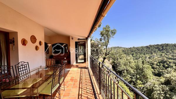 À quelques minutes du centre-ville de Vence, dans un environnement d'un calme absolu, découvrez cette confortable villa familiale de 8 pièces et 233.35m2 habitables ( dont 170,85 Carrez et 62.5m2 de vérandas) offrant de multiples possibilités d'aménagement.

Édifiée en position dominante au cœur d'un écrin de verdure soigneusement paysagé, cette propriété en excellent état bénéficie d'une parfaite intimité, sans aucun vis-à-vis, et d'une agréable vue dégagée sur les collines environnantes.

Répartie sur trois niveaux desservis par un ascenseur extérieur, la maison peut aisément être repensée en deux ou trois appartements indépendants, chacun bénéficiant de son propre accès par le jardin ainsi que d'une terrasse privative.

Pensée pour vivre en harmonie avec la nature tout au long de l'année, chaque niveau s'ouvre sur de vastes terrasses, ouvertes ou fermées par des baies "Sunflex", créant de véritables espaces de vie supplémentaires entre intérieur et extérieur.

La villa se compose actuellement comme suit :

•⁠ ⁠Niveau supérieur : une lumineuse pièce de vie avec cheminée, prolongée par une vaste terrasse-véranda, une cuisine ouverte, conviviale et parfaitement fonctionnelle, ainsi qu'une confortable suite parentale avec salle d'eau.
•⁠ ⁠Niveau intermédiaire : un salon de musique, quatre chambres et une salle d'eau.
•⁠ ⁠Niveau bas : un bureau et une spacieuse suite parentale avec salle d'eau.

À l'extérieur, la propriété séduit par sa magnifique piscine à débordement chauffée, parfaitement intégrée à son environnement paysager. Son exposition sud-ouest garantit un ensoleillement optimal jusqu'en fin de journée.

Côté prestations, la villa offre un excellent niveau de confort : menuiseries de qualité, ascenseur extérieur, piscine chauffée, chauffage en partie alimenté par des panneaux photovoltaïques, ballon d'eau chaude, équipements thermodynamiques, beaux volumes et luminosité omniprésente.

Discrète, élégante et préservée des regards, cette propriété est une véritable invitation à vivre à l'abri de toute agitation, dans un cadre privilégié.

Une adresse rare, idéale pour une grande famille, une résidence secondaire ou un projet de division, au cœur de l'un des secteurs les plus prisés de Vence.