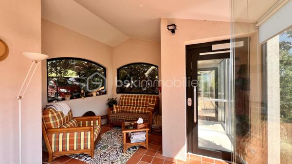 À quelques minutes du centre-ville de Vence, dans un environnement d'un calme absolu, découvrez cette confortable villa familiale de 8 pièces et 233.35m2 habitables ( dont 170,85 Carrez et 62.5m2 de vérandas) offrant de multiples possibilités d'aménagement.

Édifiée en position dominante au cœur d'un écrin de verdure soigneusement paysagé, cette propriété en excellent état bénéficie d'une parfaite intimité, sans aucun vis-à-vis, et d'une agréable vue dégagée sur les collines environnantes.

Répartie sur trois niveaux desservis par un ascenseur extérieur, la maison peut aisément être repensée en deux ou trois appartements indépendants, chacun bénéficiant de son propre accès par le jardin ainsi que d'une terrasse privative.

Pensée pour vivre en harmonie avec la nature tout au long de l'année, chaque niveau s'ouvre sur de vastes terrasses, ouvertes ou fermées par des baies "Sunflex", créant de véritables espaces de vie supplémentaires entre intérieur et extérieur.

La villa se compose actuellement comme suit :

•⁠ ⁠Niveau supérieur : une lumineuse pièce de vie avec cheminée, prolongée par une vaste terrasse-véranda, une cuisine ouverte, conviviale et parfaitement fonctionnelle, ainsi qu'une confortable suite parentale avec salle d'eau.
•⁠ ⁠Niveau intermédiaire : un salon de musique, quatre chambres et une salle d'eau.
•⁠ ⁠Niveau bas : un bureau et une spacieuse suite parentale avec salle d'eau.

À l'extérieur, la propriété séduit par sa magnifique piscine à débordement chauffée, parfaitement intégrée à son environnement paysager. Son exposition sud-ouest garantit un ensoleillement optimal jusqu'en fin de journée.

Côté prestations, la villa offre un excellent niveau de confort : menuiseries de qualité, ascenseur extérieur, piscine chauffée, chauffage en partie alimenté par des panneaux photovoltaïques, ballon d'eau chaude, équipements thermodynamiques, beaux volumes et luminosité omniprésente.

Discrète, élégante et préservée des regards, cette propriété est une véritable invitation à vivre à l'abri de toute agitation, dans un cadre privilégié.

Une adresse rare, idéale pour une grande famille, une résidence secondaire ou un projet de division, au cœur de l'un des secteurs les plus prisés de Vence.