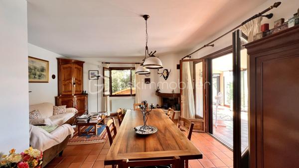 À quelques minutes du centre-ville de Vence, dans un environnement d'un calme absolu, découvrez cette confortable villa familiale de 8 pièces et 233.35m2 habitables ( dont 170,85 Carrez et 62.5m2 de vérandas) offrant de multiples possibilités d'aménagement.

Édifiée en position dominante au cœur d'un écrin de verdure soigneusement paysagé, cette propriété en excellent état bénéficie d'une parfaite intimité, sans aucun vis-à-vis, et d'une agréable vue dégagée sur les collines environnantes.

Répartie sur trois niveaux desservis par un ascenseur extérieur, la maison peut aisément être repensée en deux ou trois appartements indépendants, chacun bénéficiant de son propre accès par le jardin ainsi que d'une terrasse privative.

Pensée pour vivre en harmonie avec la nature tout au long de l'année, chaque niveau s'ouvre sur de vastes terrasses, ouvertes ou fermées par des baies "Sunflex", créant de véritables espaces de vie supplémentaires entre intérieur et extérieur.

La villa se compose actuellement comme suit :

•⁠ ⁠Niveau supérieur : une lumineuse pièce de vie avec cheminée, prolongée par une vaste terrasse-véranda, une cuisine ouverte, conviviale et parfaitement fonctionnelle, ainsi qu'une confortable suite parentale avec salle d'eau.
•⁠ ⁠Niveau intermédiaire : un salon de musique, quatre chambres et une salle d'eau.
•⁠ ⁠Niveau bas : un bureau et une spacieuse suite parentale avec salle d'eau.

À l'extérieur, la propriété séduit par sa magnifique piscine à débordement chauffée, parfaitement intégrée à son environnement paysager. Son exposition sud-ouest garantit un ensoleillement optimal jusqu'en fin de journée.

Côté prestations, la villa offre un excellent niveau de confort : menuiseries de qualité, ascenseur extérieur, piscine chauffée, chauffage en partie alimenté par des panneaux photovoltaïques, ballon d'eau chaude, équipements thermodynamiques, beaux volumes et luminosité omniprésente.

Discrète, élégante et préservée des regards, cette propriété est une véritable invitation à vivre à l'abri de toute agitation, dans un cadre privilégié.

Une adresse rare, idéale pour une grande famille, une résidence secondaire ou un projet de division, au cœur de l'un des secteurs les plus prisés de Vence.