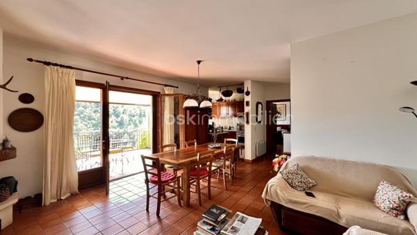 À quelques minutes du centre-ville de Vence, dans un environnement d'un calme absolu, découvrez cette confortable villa familiale de 8 pièces et 233.35m2 habitables ( dont 170,85 Carrez et 62.5m2 de vérandas) offrant de multiples possibilités d'aménagement.

Édifiée en position dominante au cœur d'un écrin de verdure soigneusement paysagé, cette propriété en excellent état bénéficie d'une parfaite intimité, sans aucun vis-à-vis, et d'une agréable vue dégagée sur les collines environnantes.

Répartie sur trois niveaux desservis par un ascenseur extérieur, la maison peut aisément être repensée en deux ou trois appartements indépendants, chacun bénéficiant de son propre accès par le jardin ainsi que d'une terrasse privative.

Pensée pour vivre en harmonie avec la nature tout au long de l'année, chaque niveau s'ouvre sur de vastes terrasses, ouvertes ou fermées par des baies "Sunflex", créant de véritables espaces de vie supplémentaires entre intérieur et extérieur.

La villa se compose actuellement comme suit :

•⁠ ⁠Niveau supérieur : une lumineuse pièce de vie avec cheminée, prolongée par une vaste terrasse-véranda, une cuisine ouverte, conviviale et parfaitement fonctionnelle, ainsi qu'une confortable suite parentale avec salle d'eau.
•⁠ ⁠Niveau intermédiaire : un salon de musique, quatre chambres et une salle d'eau.
•⁠ ⁠Niveau bas : un bureau et une spacieuse suite parentale avec salle d'eau.

À l'extérieur, la propriété séduit par sa magnifique piscine à débordement chauffée, parfaitement intégrée à son environnement paysager. Son exposition sud-ouest garantit un ensoleillement optimal jusqu'en fin de journée.

Côté prestations, la villa offre un excellent niveau de confort : menuiseries de qualité, ascenseur extérieur, piscine chauffée, chauffage en partie alimenté par des panneaux photovoltaïques, ballon d'eau chaude, équipements thermodynamiques, beaux volumes et luminosité omniprésente.

Discrète, élégante et préservée des regards, cette propriété est une véritable invitation à vivre à l'abri de toute agitation, dans un cadre privilégié.

Une adresse rare, idéale pour une grande famille, une résidence secondaire ou un projet de division, au cœur de l'un des secteurs les plus prisés de Vence.