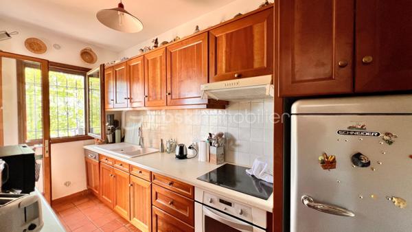 À quelques minutes du centre-ville de Vence, dans un environnement d'un calme absolu, découvrez cette confortable villa familiale de 8 pièces et 233.35m2 habitables ( dont 170,85 Carrez et 62.5m2 de vérandas) offrant de multiples possibilités d'aménagement.

Édifiée en position dominante au cœur d'un écrin de verdure soigneusement paysagé, cette propriété en excellent état bénéficie d'une parfaite intimité, sans aucun vis-à-vis, et d'une agréable vue dégagée sur les collines environnantes.

Répartie sur trois niveaux desservis par un ascenseur extérieur, la maison peut aisément être repensée en deux ou trois appartements indépendants, chacun bénéficiant de son propre accès par le jardin ainsi que d'une terrasse privative.

Pensée pour vivre en harmonie avec la nature tout au long de l'année, chaque niveau s'ouvre sur de vastes terrasses, ouvertes ou fermées par des baies "Sunflex", créant de véritables espaces de vie supplémentaires entre intérieur et extérieur.

La villa se compose actuellement comme suit :

•⁠ ⁠Niveau supérieur : une lumineuse pièce de vie avec cheminée, prolongée par une vaste terrasse-véranda, une cuisine ouverte, conviviale et parfaitement fonctionnelle, ainsi qu'une confortable suite parentale avec salle d'eau.
•⁠ ⁠Niveau intermédiaire : un salon de musique, quatre chambres et une salle d'eau.
•⁠ ⁠Niveau bas : un bureau et une spacieuse suite parentale avec salle d'eau.

À l'extérieur, la propriété séduit par sa magnifique piscine à débordement chauffée, parfaitement intégrée à son environnement paysager. Son exposition sud-ouest garantit un ensoleillement optimal jusqu'en fin de journée.

Côté prestations, la villa offre un excellent niveau de confort : menuiseries de qualité, ascenseur extérieur, piscine chauffée, chauffage en partie alimenté par des panneaux photovoltaïques, ballon d'eau chaude, équipements thermodynamiques, beaux volumes et luminosité omniprésente.

Discrète, élégante et préservée des regards, cette propriété est une véritable invitation à vivre à l'abri de toute agitation, dans un cadre privilégié.

Une adresse rare, idéale pour une grande famille, une résidence secondaire ou un projet de division, au cœur de l'un des secteurs les plus prisés de Vence.