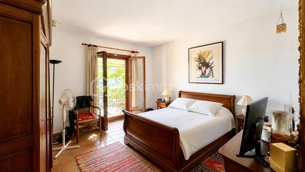 À quelques minutes du centre-ville de Vence, dans un environnement d'un calme absolu, découvrez cette confortable villa familiale de 8 pièces et 233.35m2 habitables ( dont 170,85 Carrez et 62.5m2 de vérandas) offrant de multiples possibilités d'aménagement.

Édifiée en position dominante au cœur d'un écrin de verdure soigneusement paysagé, cette propriété en excellent état bénéficie d'une parfaite intimité, sans aucun vis-à-vis, et d'une agréable vue dégagée sur les collines environnantes.

Répartie sur trois niveaux desservis par un ascenseur extérieur, la maison peut aisément être repensée en deux ou trois appartements indépendants, chacun bénéficiant de son propre accès par le jardin ainsi que d'une terrasse privative.

Pensée pour vivre en harmonie avec la nature tout au long de l'année, chaque niveau s'ouvre sur de vastes terrasses, ouvertes ou fermées par des baies "Sunflex", créant de véritables espaces de vie supplémentaires entre intérieur et extérieur.

La villa se compose actuellement comme suit :

•⁠ ⁠Niveau supérieur : une lumineuse pièce de vie avec cheminée, prolongée par une vaste terrasse-véranda, une cuisine ouverte, conviviale et parfaitement fonctionnelle, ainsi qu'une confortable suite parentale avec salle d'eau.
•⁠ ⁠Niveau intermédiaire : un salon de musique, quatre chambres et une salle d'eau.
•⁠ ⁠Niveau bas : un bureau et une spacieuse suite parentale avec salle d'eau.

À l'extérieur, la propriété séduit par sa magnifique piscine à débordement chauffée, parfaitement intégrée à son environnement paysager. Son exposition sud-ouest garantit un ensoleillement optimal jusqu'en fin de journée.

Côté prestations, la villa offre un excellent niveau de confort : menuiseries de qualité, ascenseur extérieur, piscine chauffée, chauffage en partie alimenté par des panneaux photovoltaïques, ballon d'eau chaude, équipements thermodynamiques, beaux volumes et luminosité omniprésente.

Discrète, élégante et préservée des regards, cette propriété est une véritable invitation à vivre à l'abri de toute agitation, dans un cadre privilégié.

Une adresse rare, idéale pour une grande famille, une résidence secondaire ou un projet de division, au cœur de l'un des secteurs les plus prisés de Vence.