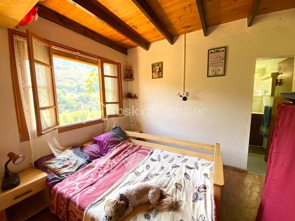 Un petit refuge au cœur de la vallée du Tarn…

Sur la commune de Connac, dans un environnement naturel et préservé, découvrez cette charmante petite maison d’environ 21 m², implantée sur un beau terrain de 1 567 m² et bénéficiant d’une agréable vue sur la vallée.

Ici, le véritable luxe, c’est le cadre : la nature, le calme et le Tarn à proximité immédiate, avec les activités nautiques et les plaisirs de la rivière accessibles à seulement quelques minutes. Canoë, baignade, pêche, balades… un environnement particulièrement agréable pour profiter pleinement des beaux jours.
La maison offre une organisation simple et fonctionnelle avec une cuisine équipée, une chambre indépendante, une salle d’eau ainsi que des WC avec espace de rangement.
La maison est raccordée à l’eau de ville, dispose d’un chauffage électrique et peut être proposée meublée.

À l’extérieur, une terrasse d’environ 15 m² permet de profiter pleinement du cadre et des beaux jours. Un petit abri de jardin complète l’ensemble.

Quelques améliorations sont à prévoir : menuiseries actuellement en simple vitrage, système d’assainissement à moderniser et chauffe-eau fonctionnel pouvant être remplacé par un petit cumulus plus adapté.

Le bien n’est pas soumis au DPE.

À proximité de Brousse-le-Château et Broquiès, cette petite propriété est idéale pour qui recherche un pied-à-terre en Aveyron, une petite maison à la campagne ou tout simplement son coin de tranquillité dans la vallée du Tarn, avec la rivière et ses loisirs à portée de main.

🌿 Terrain de 1 567 m²
🌄 Environnement naturel et vue sur la vallée
🚣 Tarn et activités nautiques à quelques minutes
🏡 Petite maison à usage d’habitation
💧 Eau de ville
🪴 Terrasse et abri de jardin
🛋️ Possibilité de vente meublée


Un petit bien atypique dans un secteur particulièrement apprécié des amoureux de nature et d’activités de plein air.
📞 Pour tout renseignement complémentaire ou pour organiser une visite, contactez moi.
🎥 Vidéo disponible sur demande.

Laetitia Criado – BSK Immobilier
06 61 20 65 41